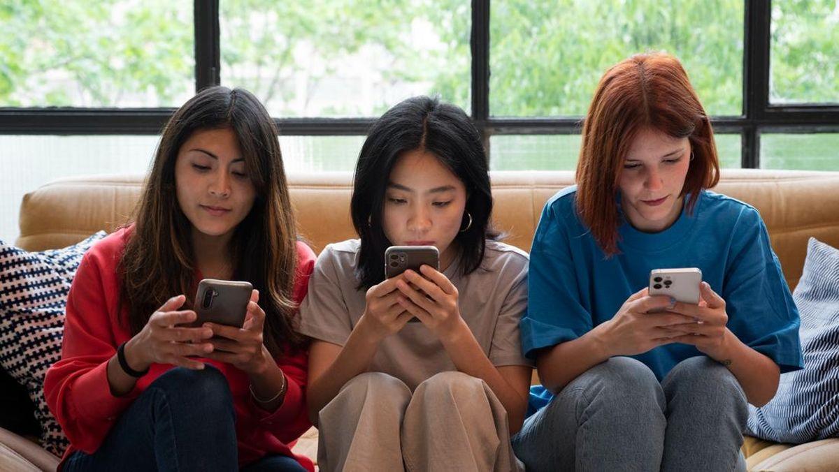 Kecanduan Gadget Diam-Diam Ganggu Kesehatan dan Kehidupan Sosial